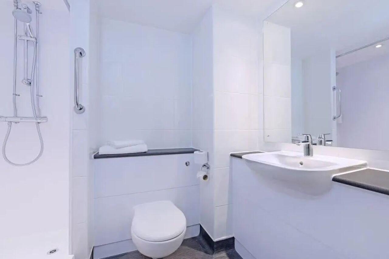 Mercure London Gatwick Airport Horley Bagian luar foto